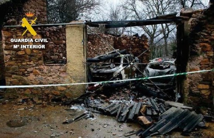 Imagen de la vivienda y el garaje calcinados en León