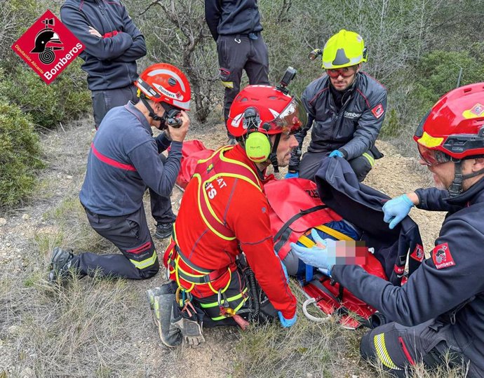 Bomberos rescatan a un ciclista tras caerse en Sierra Cortina en Finestrat