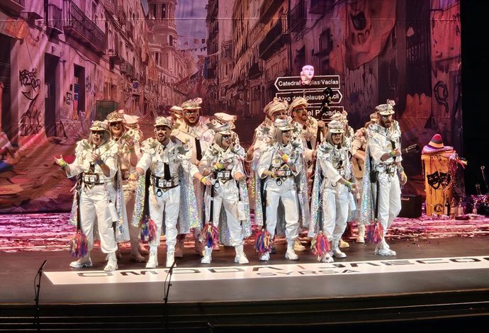 Imagen de una comparsa de carnaval en el Auditorio Municipal Maestro Padilla de Almería.