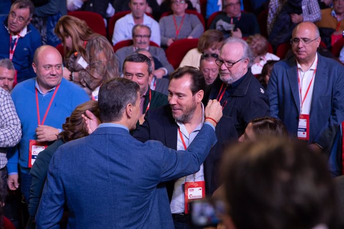 El secretario general del PSOE y presidente del Gobierno, Pedro Sánchez (i), y el ministro de Transportes y Movilidad Sostenible, Óscar Puente (d), durante la inauguración del 15º Congreso Socialista de Castilla y León, en el Teatro Ortega, a 22 de febrer