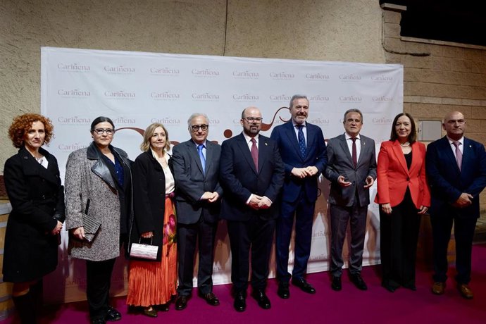 El presidente del Gobienro de Aragón, Jorge Azcón, junto al presidente de la DPZ, Juan Antonio Sánchez Quero, a su izquierda, y del alcalde de Cariñena, Sergio Ortiz, a su derecha este sábado en Cariñena
