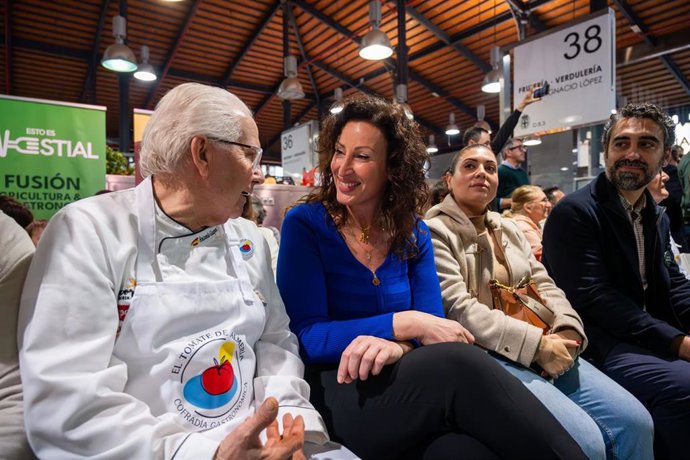La alcaldesa de Almería, María del Mar Vázquez, en el Mercado Central.