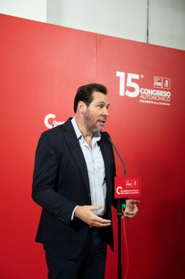 Puente atiende a los medios antes de participar en un ágora de debate en el XV Confreso del PSOE de Castilla y León.