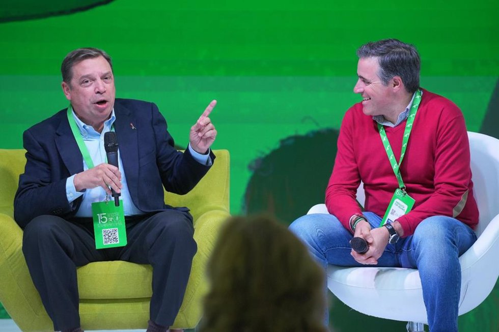 El ministro de Agricultura, Luis Planas, y el secretario general de UPA, Cristóbal Cano, participa en un ágora sobre Europa y el sector agrario durante el XV Congreso del PSOE-A