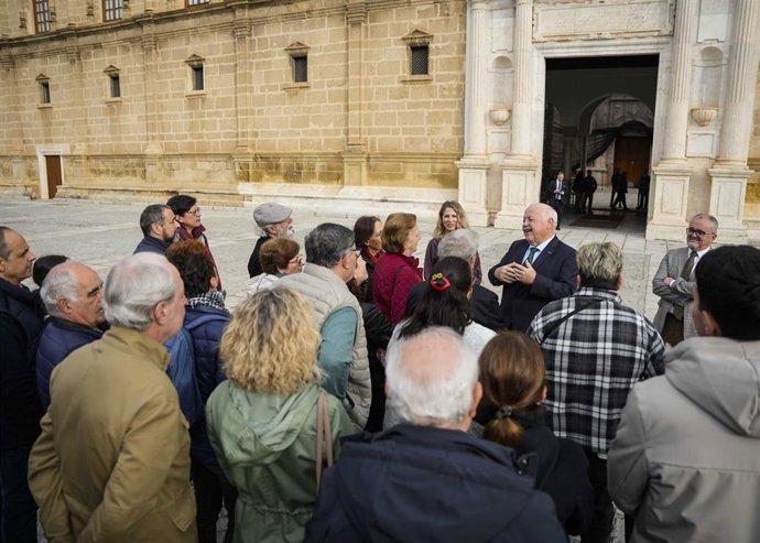 El presidente del Parlamento, Jesús Aguirre, da la bienvenida al primer grupo de visitantes en la Jornada de Puertas Abiertas