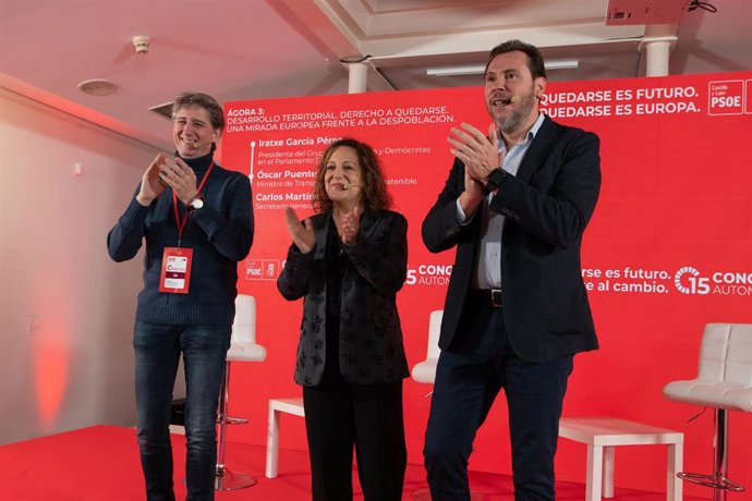 (I-D) El secretario general electo del PSOECyL, Carlos Martínez; la presidenta de la Alianza Progresista de Socialistas europeos, Iratxe García y el ministro de Transportes, Óscar Puente, durante el ágora ‘Desarrollo Territorial. Derecho a quedarse’, 
