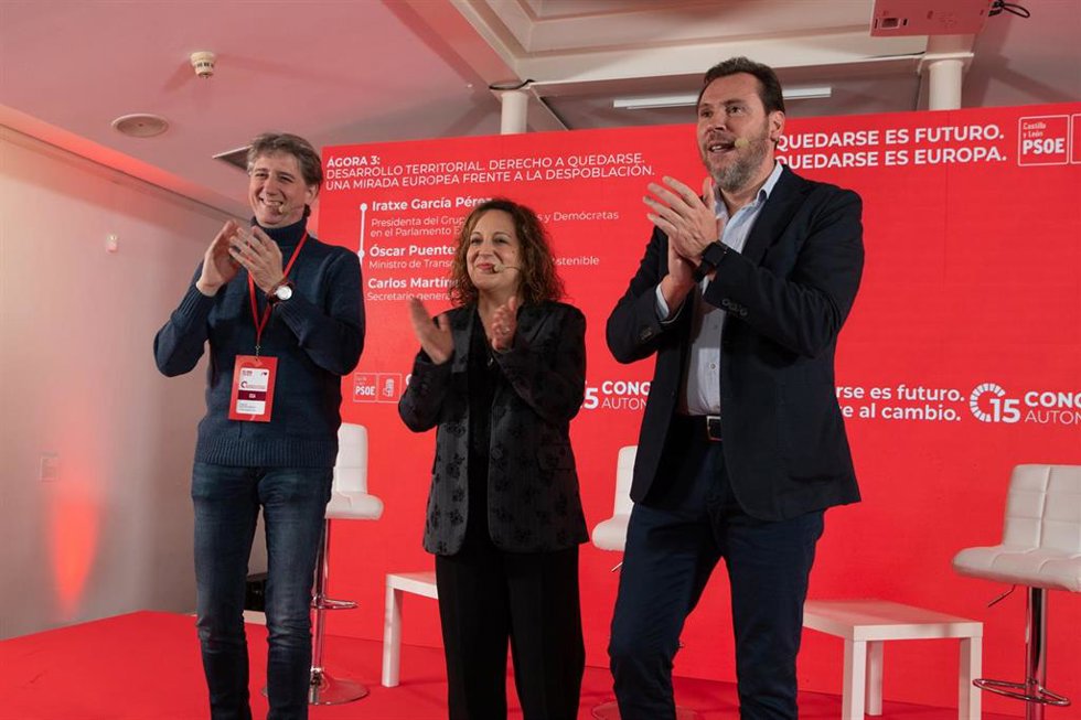 (I-D) El secretario general electo del PSOECyL, Carlos Martínez; la presidenta de la Alianza Progresista de Socialistas europeos, Iratxe García y el ministro de Transportes, Óscar Puente, durante el ágora Desarrollo Territorial. Derecho a quedarse, 