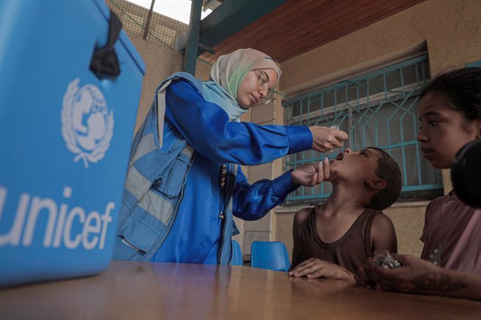 Archivo - GAZA, Oct. 14, 2024  -- A child receives a dose of the polio vaccine at a UN-run clinic in Deir al-Balah city, central Gaza Strip, on Oct. 14, 2024. Gaza-based health authorities said on Saturday that the second round of the polio vaccination ca