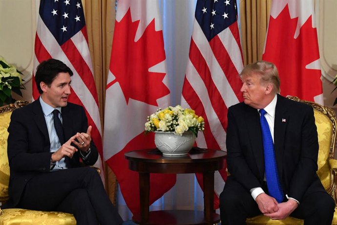 7 de fevereiro de 2025: O primeiro-ministro canadense Justin Trudeau e o presidente eleito dos EUA, Donald Trump, dialogam durante uma reunião bilateral em 2019. As tensões comerciais entre os dois países continuam.