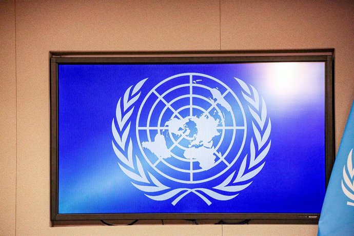 February 6, 2025, New York, New York, USA: The United Nations Logo on a screen with the UN flag next to it.