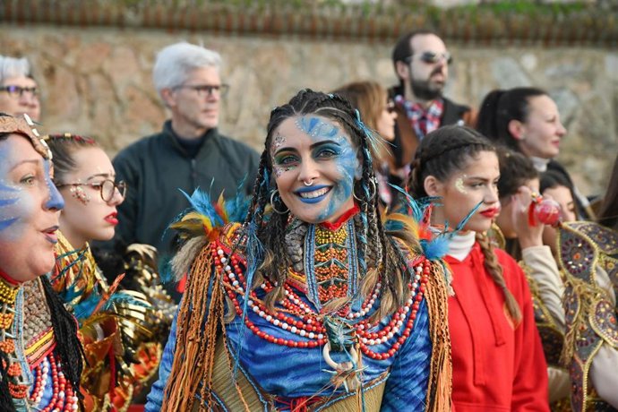 Archivo - Varias personas disfrazadas durante la celebración del Carnaval
