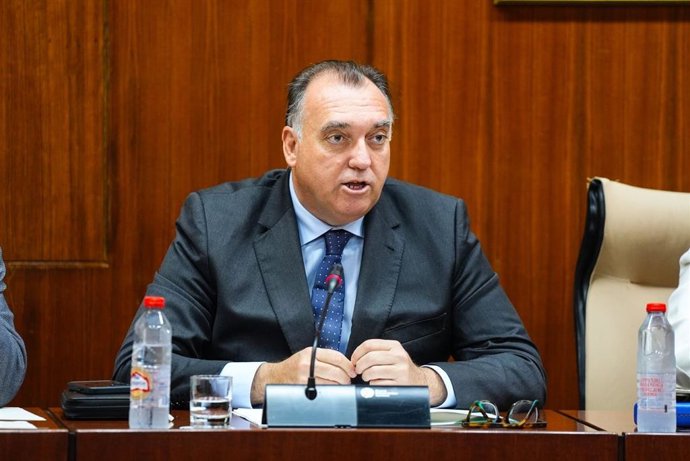 Archivo - El consejero de Turismo y Andalucía Exterior, Arturo Bernal, en una imagen de archivo de una comparecencia en comisión.