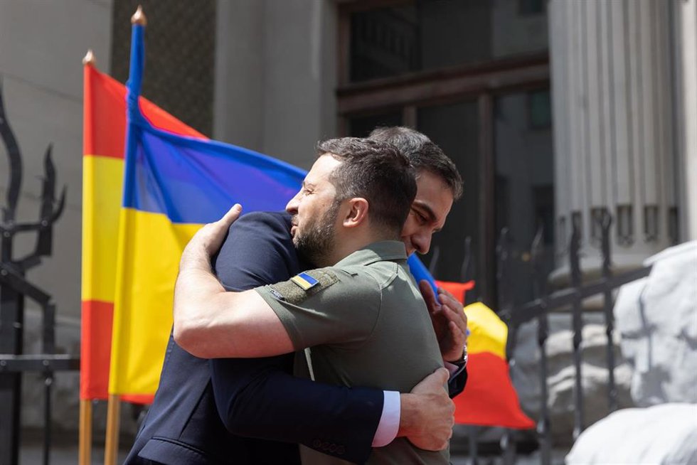 Archivo - El presidente del Gobierno, Pedro Sánchez, abraza al presidente de Ucrania, Volodimir Zelenski, durante su visita a Kiev el 1 de julio de 2023