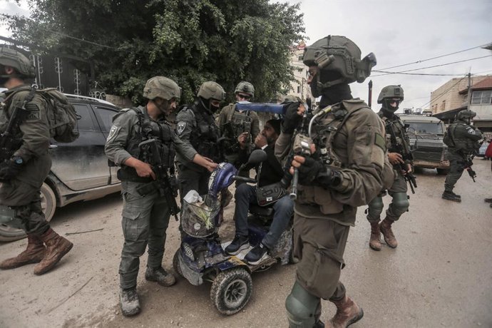 19 de fevereiro de 2025, Jenin, Cisjordânia, Palestina: Soldados israelenses impedem um palestino com necessidades especiais de entrar no campo de refugiados de Jenin, perto da cidade de Jenin, na Cisjordânia. As forças do exército israelense impediram qu