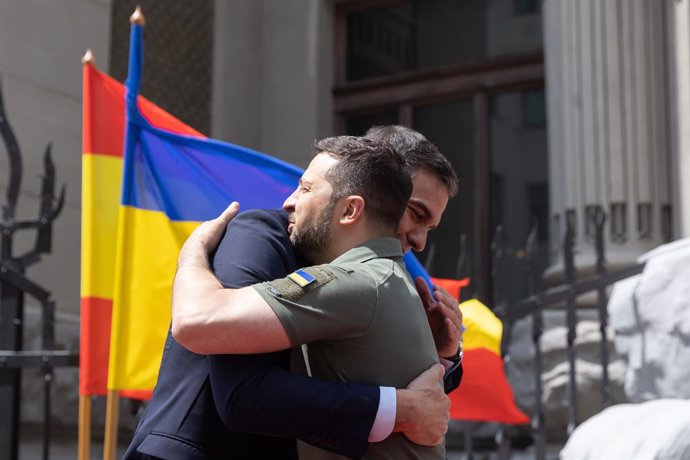 Archivo - HANDOUT - 01 July 2023, Ukraine, Kiev: Ukrainian President Volodymyr Zelensky (R) embraces Spain's Prime Minister Pedro Sanchez following their meeting. Photo: -/Ukrainian Presidency/dpa - ATTENTION: editorial use only and only if the credit men