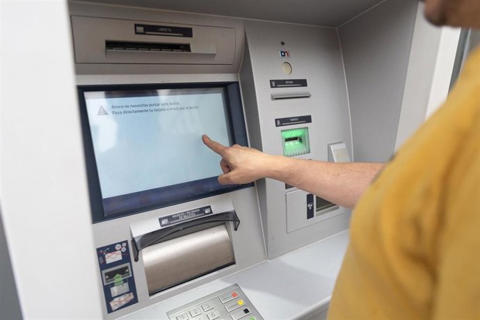 Archivo - Imagen de archivo de un cajero automático.