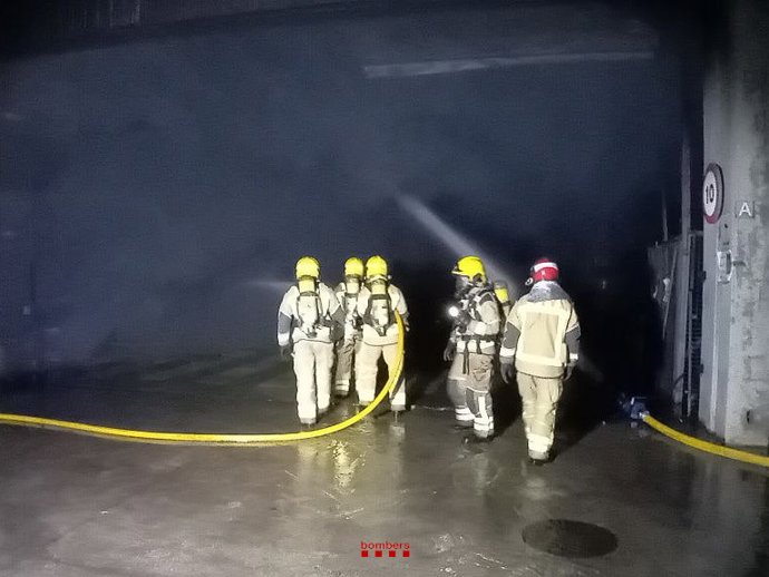 Bomberos extingiendo el fuego de la nave esta madrugada