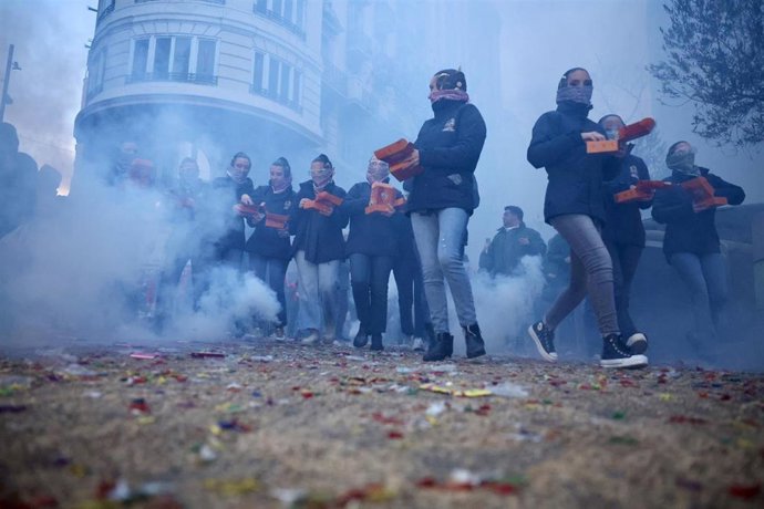 València despierta a ritmo de 'tro de bac' en la Macrodespertà que anuncia el inicio de las Fallas 2025