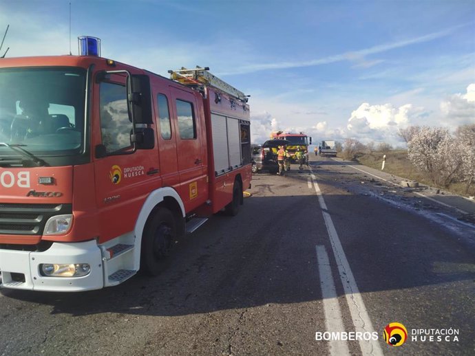 Bomberos de la DPH intervinieron en el accidente de este sábado en la N-240 en Barbastro (Huesca) que deja una mujer fallecida y un hombre herido leve.