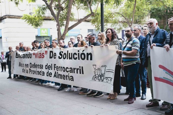 Archivo - Manifestación a favor del ferrocarril celebrada en octubre de 2024. 