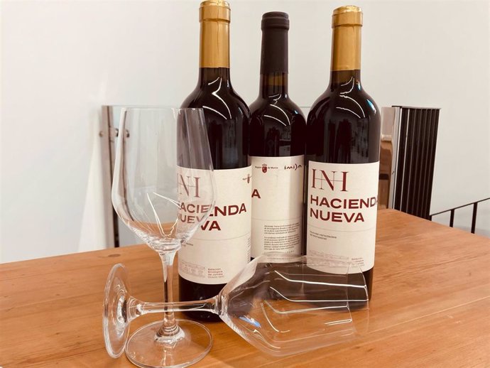 Imagen de los vinos Hacienda Nueva del IMIDA reconocidos en el concurso nacional Vinespaña.