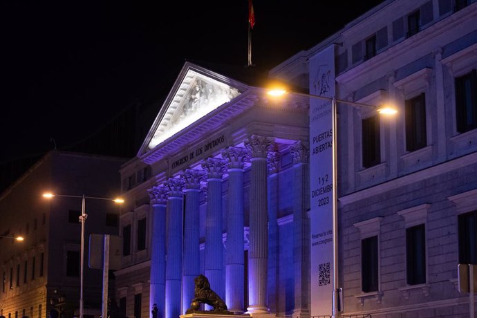 Archivo - La fachada del Congreso de los Diputados iluminada de color morado, a 25 de noviembre de 2023, en Madrid (España). El Congreso se ha iluminado de color morado para visibilizar y sensibilizar a la ciudadanía sobre la gravedad de la violencia ejer