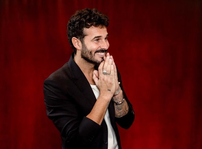 Archivo - El cantante Antoñito Molina posa para Europa Press. Imagen de archivo. 