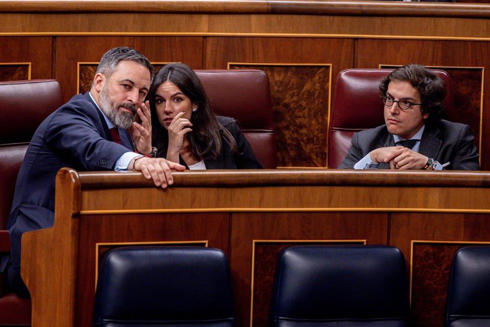 (I-D) El presidente de Vox, Santiago Abascal; la portavoz del partido en el Congreso, Pepa Millán, y el secretario general del grupo parlamentario, José María Figaredo.