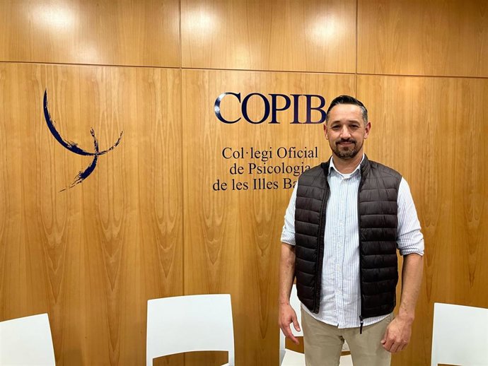 El policía tutor de Marratxí Silvestre del Río, tras la conferencia impartida en el Copib.