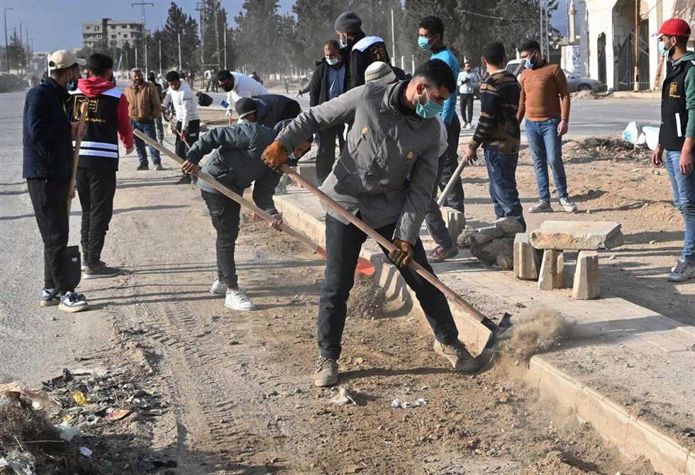 Residentes de Damasco limpian la capital tras la caída del régimen de Al Assad 