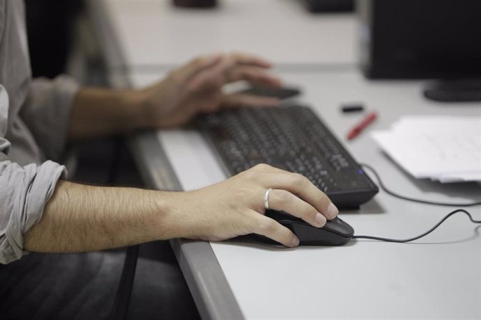 Archivo - Imagen de archivo de un hombre utilizando un ordenador.  
