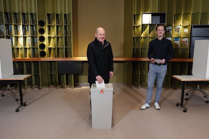 23 February 2025, Brandenburg, Potsdam: German Chancellor Olaf Scholz (SPD) casts his ballot at the polling station at the IHK in Potsdam to cast their vote. Polls have opened across Germany, with millions of voters set to cast their ballots in one of the