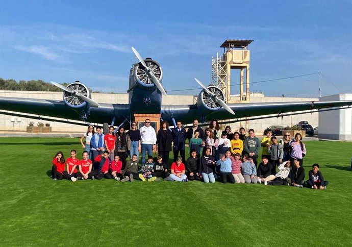 La secretaria general de la Consejería de Educación y Formación Profesional, Carmen María Zamora, visita la Base Aérea de Alcantarilla junto a estudiantes de los colegios Torreteatinos y San José de Calasanz