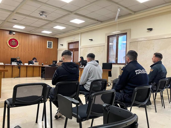 Los dos jóvenes absueltos, en el juicio celebrado en la Audiencia Provincial de Palma.