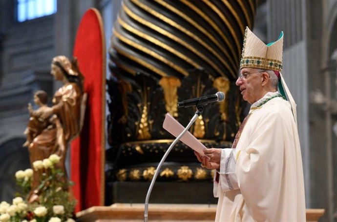 Monseñor Fisichella durante la misa.