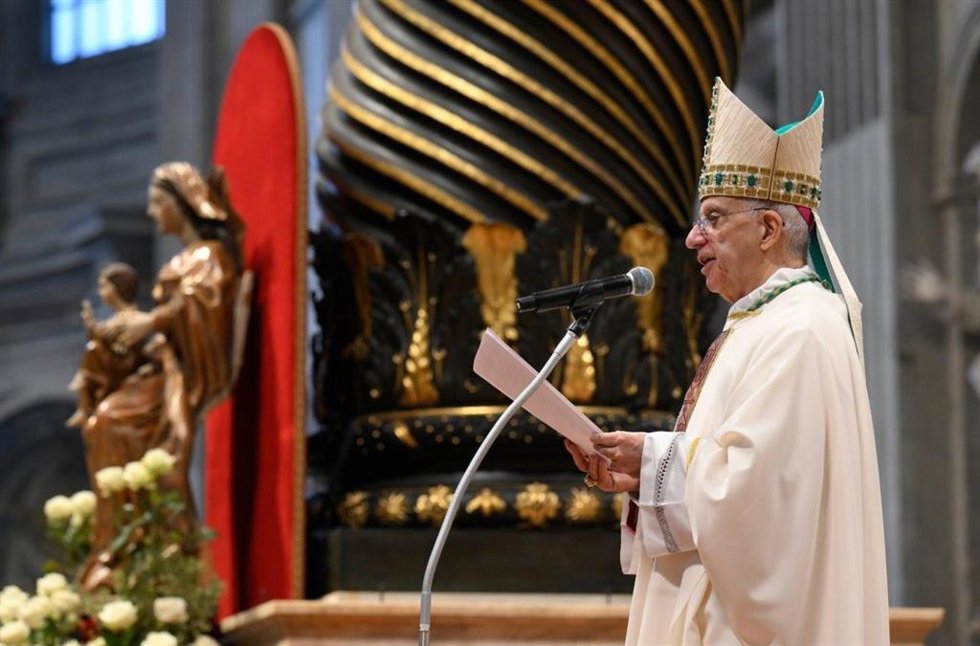 Monseñor Fisichella durante la misa.