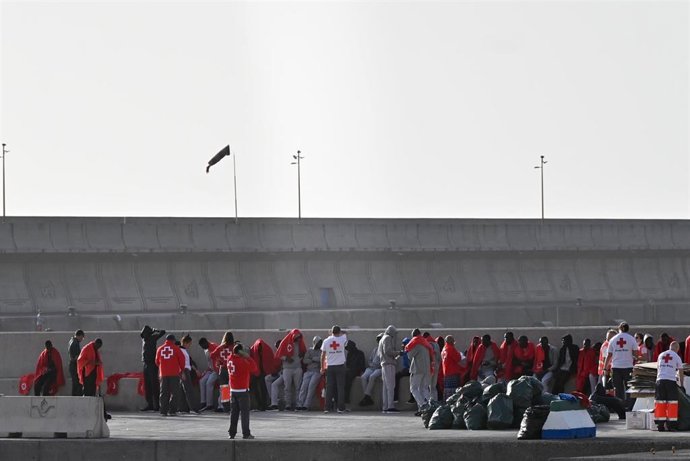 Archivo - Decenas de migrantes son atendidos por los equipos de Emergencias de Canarias, en el Puerto de La Estaca, a 23 de enero de 2023, en El Hierro, Santa Cruz de Tenerife, Tenerife, Canarias (España). Una patera con 67 migrante ha arribado al Puerto 