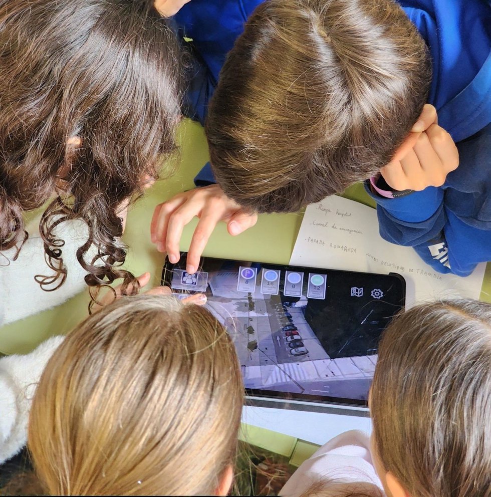 Uno de los talleres informativos del poryecto europeo ELABORATOR realizado en uno de los centros educativos de la zona de la Romareda, en Zaragoza.