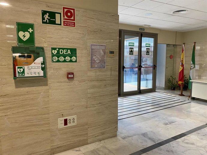 Desfibrilador instalado por la Zona Franca en el edificio del estadio.