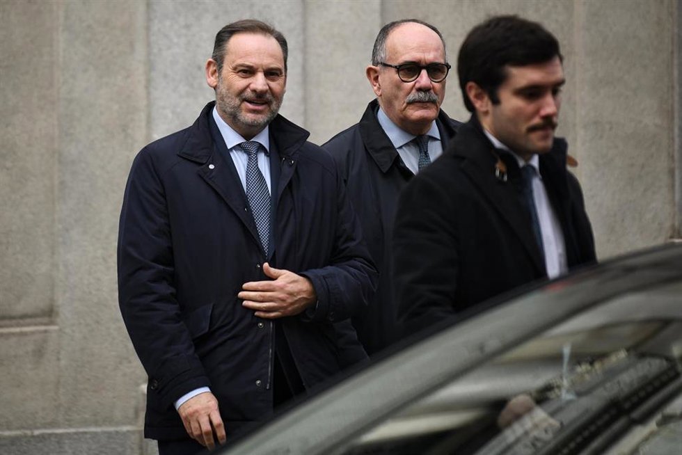 El ex ministro de Transportes José Luis Ábalos (1i) a su salida de declarar al Tribunal Supremo, a 20 de febrero de 2025, en Madrid (España). 