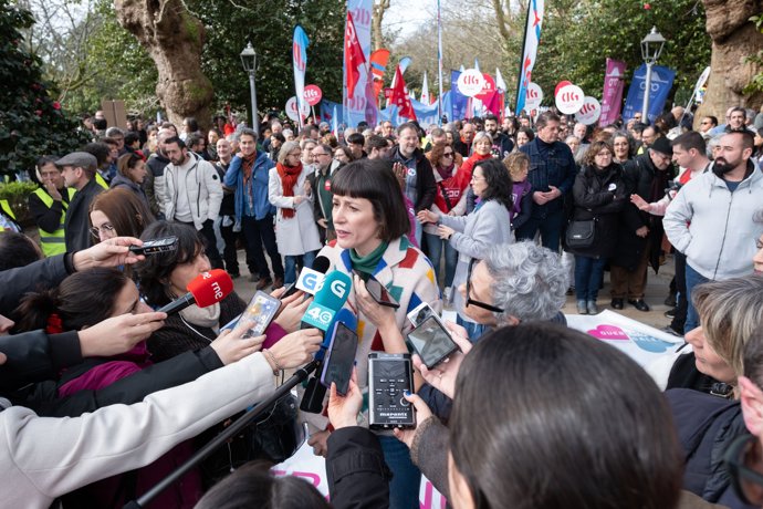 La portavoz nacional del BNG, Ana Pontón, atiende a los medios de comunicación durante una manifestación por la situación de la lengua gallega, a 23 de febrero de 2025, en Santiago de Compostela, A Coruña, Galicia (España).