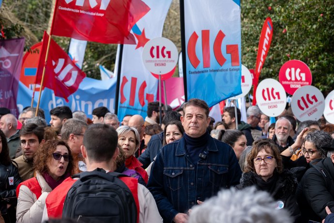 El secretario general del PSOE de Galicia, José Ramón Gómez Besteiro (c), durante una manifestación por la situación de la lengua gallega, a 23 de febrero de 2025, en Santiago de Compostela, A Coruña, Galicia (España).