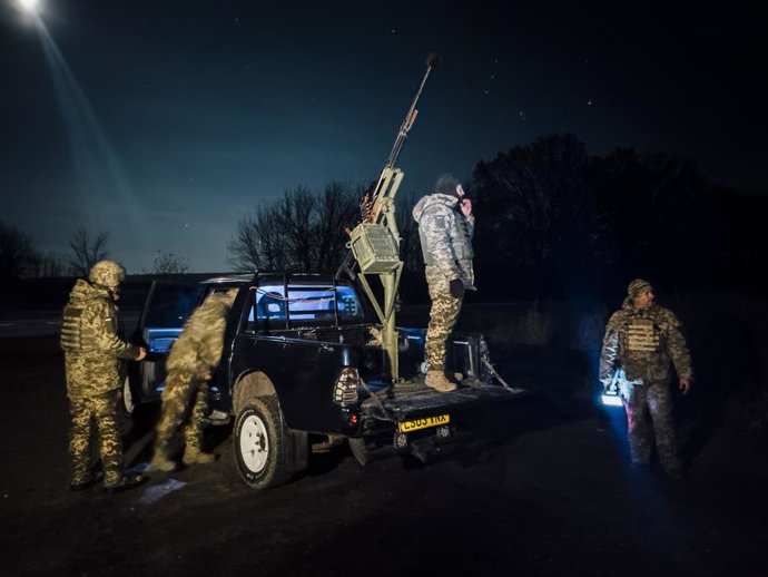Archivo - Arquivo - 19 de novembro de 2024, Sumy, Ucrnia: Esta unidade da 117 brigada de defesa territorial de Sumy caa drones Shahed no céu da cidade. Eles usam uma metralhadora recuperada de um tanque russo para proteger a cidade. Sumy, 19 de novem