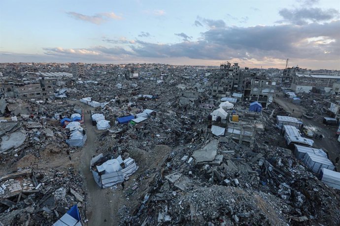 21 de fevereiro de 2025, Jabalia, Faixa de Gaza, Território Palestino: Uma visão geral da destruição enquanto os palestinos continuam sua vida diária com recursos limitados entre os escombros de edifícios destruídos como resultado de ataques israelenses e