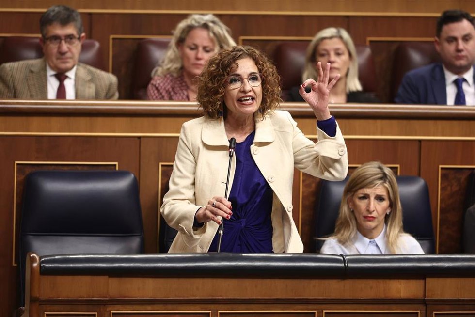 (I-D) La vicepresidenta primera y ministra de Hacienda, María Jesús Montero, y la vicepresidenta segunda y ministra de Trabajo y Economía Social, Yolanda Díaz. Archivo.