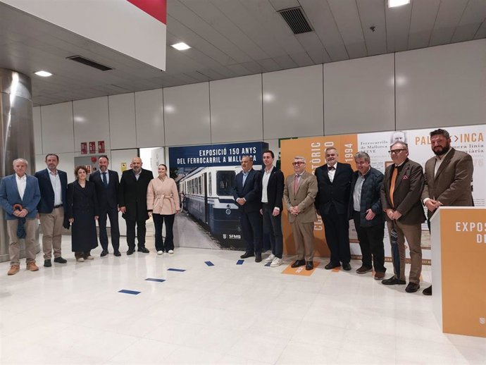 La presidenta del Govern, Marga Prohens, visita junto al resto de autoridades la exposición por el 150 aniversario del ferrocarril en Mallorca