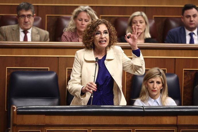 (E-D) A primeira vice-presidente e ministra da Fazenda, María Jesús Montero, e a segunda vice-presidente e ministra do Trabalho e Economia Social, Yolanda Díaz, durante uma sessão plenária no Congresso dos Deputados, em 19 de fevereiro de 2025, em Madri (