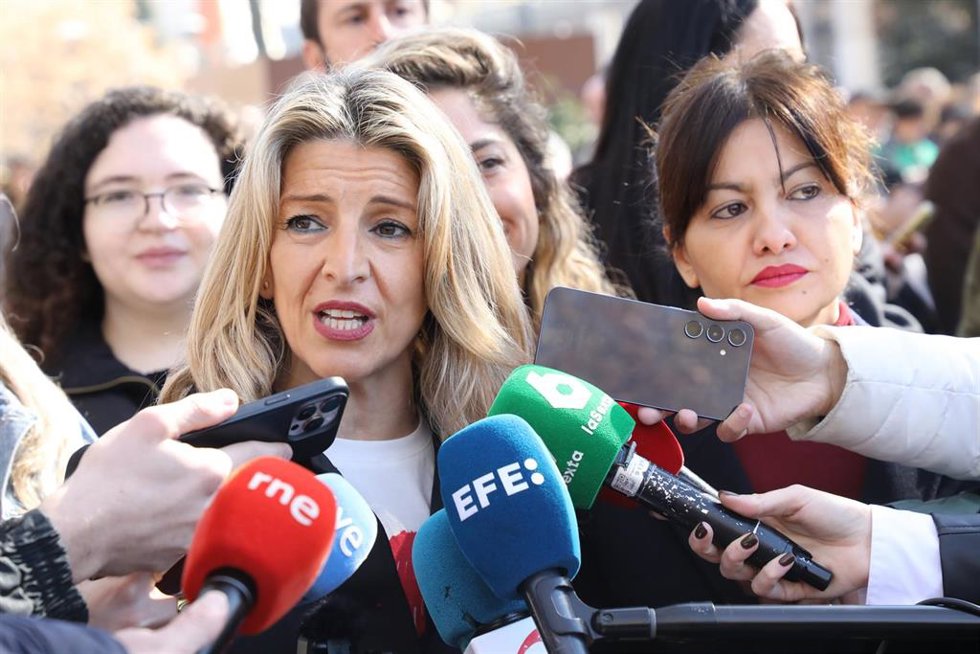 La vicepresidenta segunda y ministra de Trabajo y Economía Social, Yolanda Díaz (i), y la ministra de Juventud e Infancia, Sira Rego (d), atienden a los medios de comunicación durante una manifestación por la educación pública, a 23 de febrero de 2025
