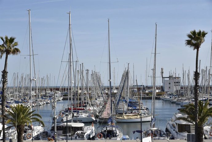 Archivo - Arxivo - El Port Olímpic amb pantalanes de formigó