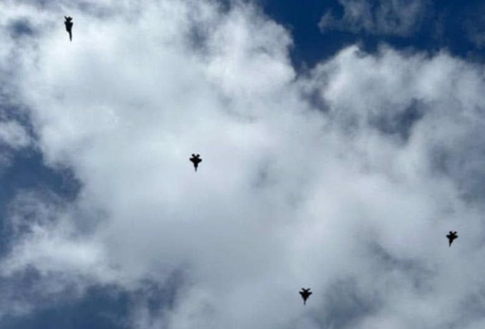 Aviones de combate israelíes sobrevolando el funeral de Hasán Nasralá en Beirut